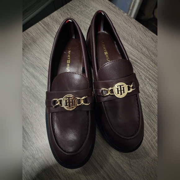 Tommy Hilfiger Shoes - Size 6 Women's Tommy Hilfiger Terina Loafers With Gold Hardware.